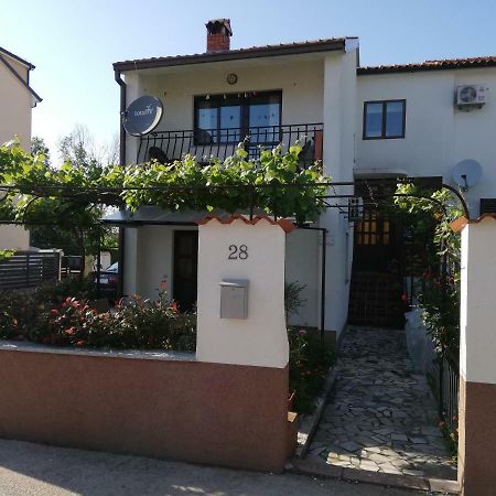 Family Apartman Luka Apartment Ровин Екстериор снимка