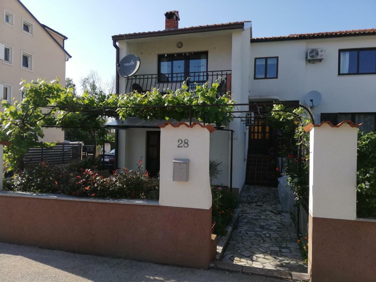 Family Apartman Luka Apartment Ровин Екстериор снимка