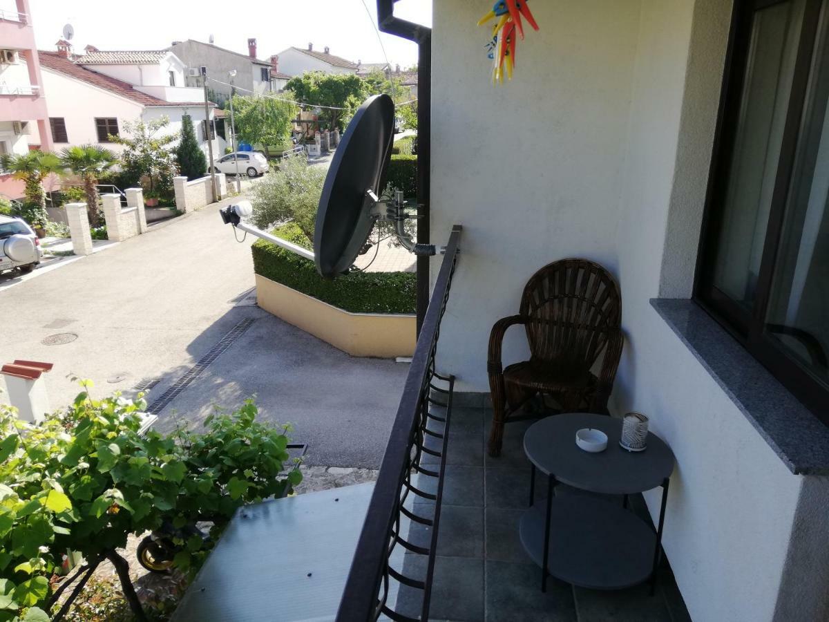 Family Apartman Luka Apartment Ровин Екстериор снимка