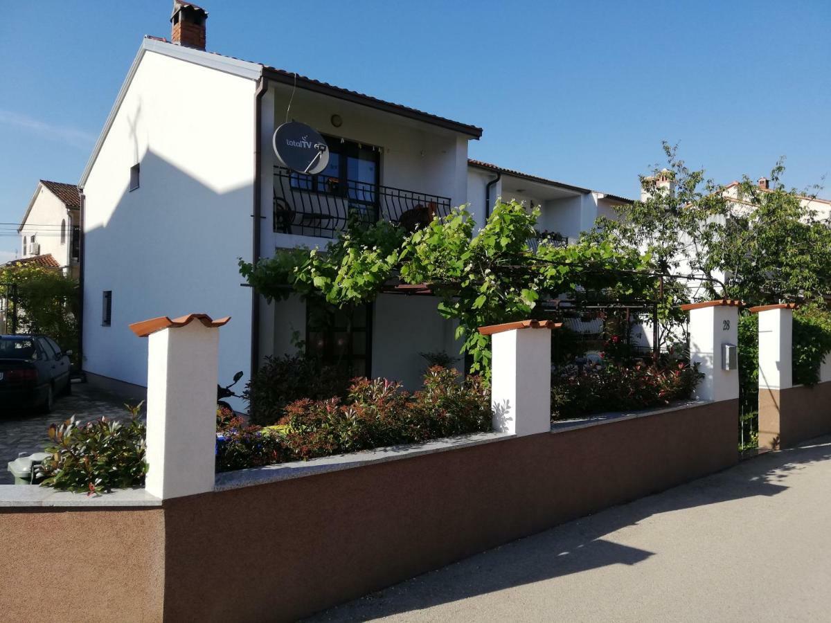 Family Apartman Luka Apartment Ровин Екстериор снимка