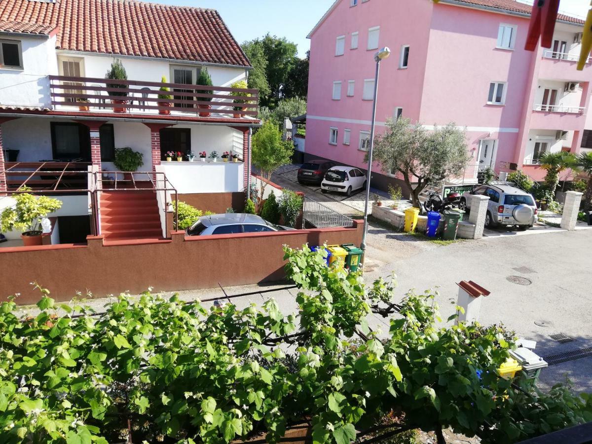 Family Apartman Luka Apartment Ровин Екстериор снимка